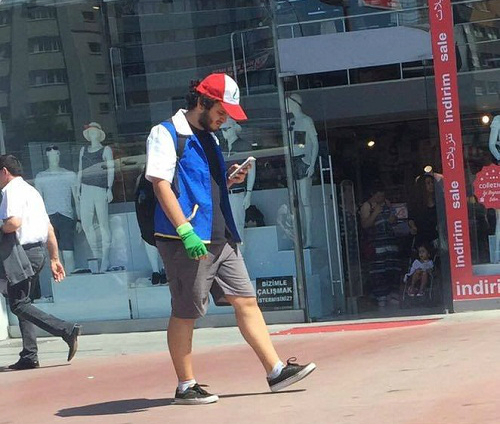 [Lan Quyên]                          Những tình huống 'khó đỡ' khi chơi Pokemon Go                                             1672