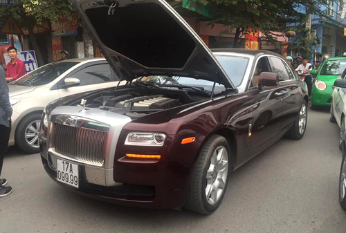 [Rolls-Royce Phantom]                          Bộ sưu tập Rolls-Royce siêu sang biển đẹp của đại gia Việt                                             1975