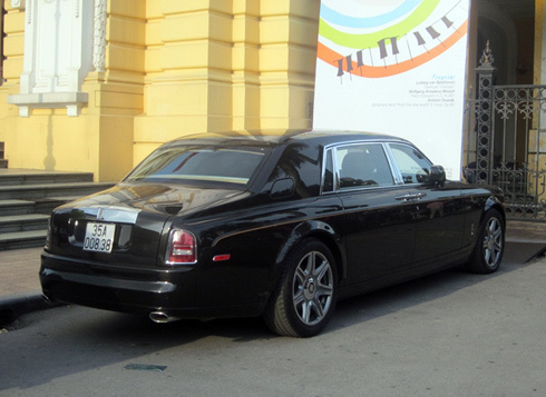 [Rolls-Royce Phantom]                          Bộ sưu tập Rolls-Royce siêu sang biển đẹp của đại gia Việt                                             1977