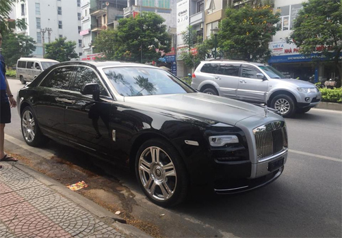 [Rolls-Royce]                          Rolls-Royce bục bình xăng trên phố Hà Nội                                             1993