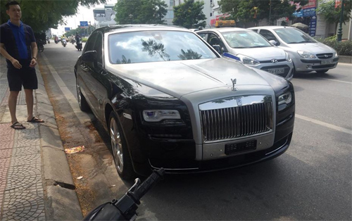 [Rolls-Royce]                          Rolls-Royce bục bình xăng trên phố Hà Nội                                             1994