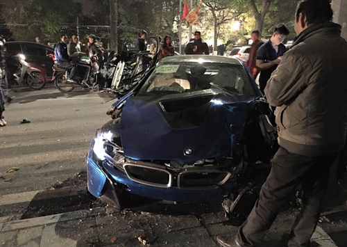 [BMW i8]                          BMW i8 màu độc - siêu xe 'xấu số' nhất tại Việt Nam                                             2840