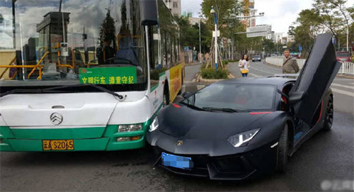 [Lamborghini Aventador]                          Lamborghini Aventador đâm trúng xe buýt                                             4007