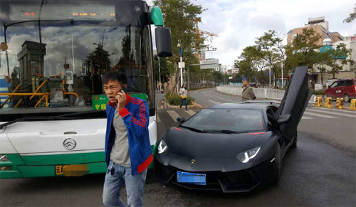 [Lamborghini Aventador]                          Lamborghini Aventador đâm trúng xe buýt                                             4008