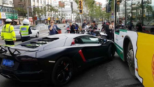 [Lamborghini Aventador]                          Lamborghini Aventador đâm trúng xe buýt                                             4011