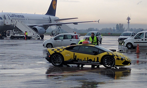 [Lamborghini Huracan]                          Lamborghini Huracan làm xe dẫn máy bay                                             4429