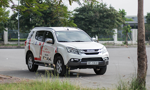 [Isuzu mu-X]                          Isuzu mu-X thách thức Toyota Fortuner tại Việt Nam                                             4928