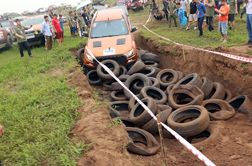 [Bán tải]                           Xe bán tải Việt tranh tài off-road tại Hà Nội                                             8152