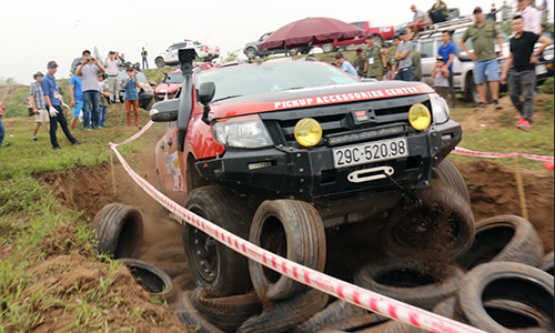 [Bán tải]                           Xe bán tải Việt tranh tài off-road tại Hà Nội                                             8154