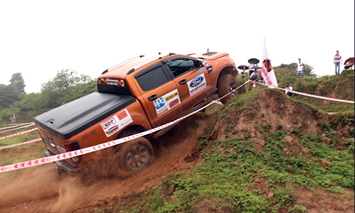 [Bán tải]                           Xe bán tải Việt tranh tài off-road tại Hà Nội                                             8155